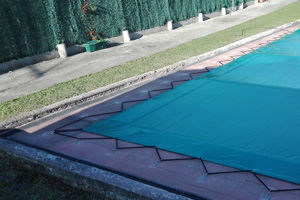 Detalle de la instalación de la lona y sujección al exterior de la piscina